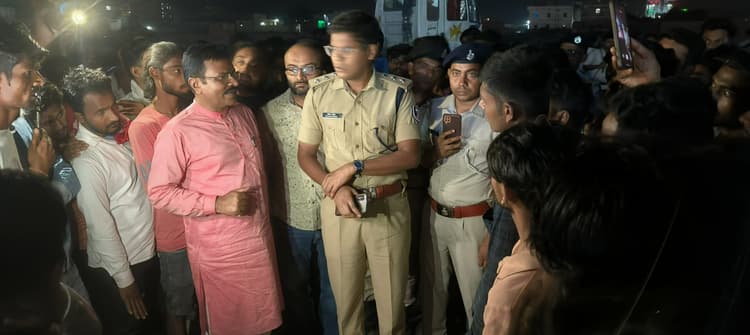 Motihari: ट्रक से कुचलकर युवक की मौत, सड़क जाम व आगजनी