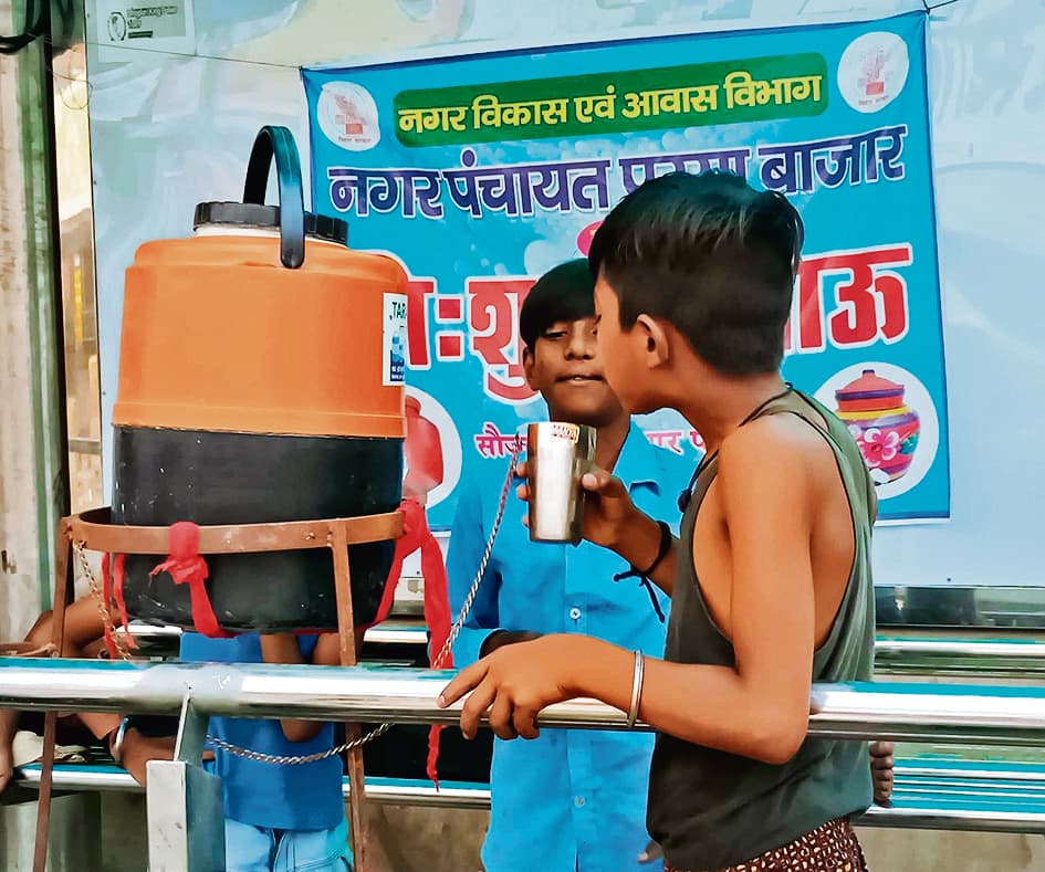 Saran News : परसा बाजार के चौक-चौराहों पर हुई निःशुल्क प्याऊ की व्यवस्था