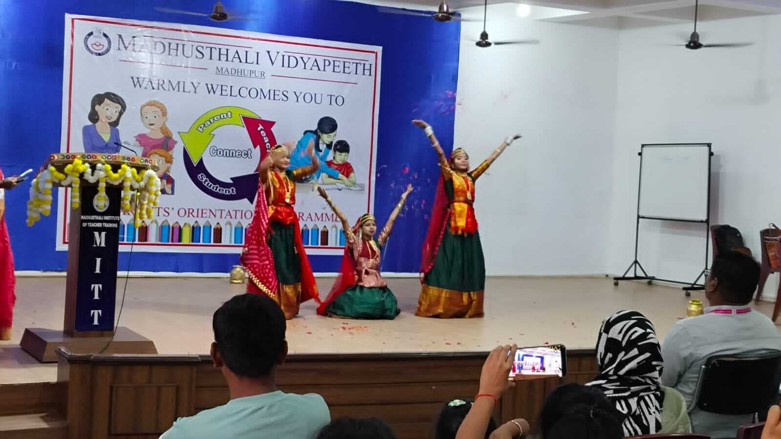 मधुस्थली की छात्राओं ने नृत्य प्रस्तुत कर मनमोहा