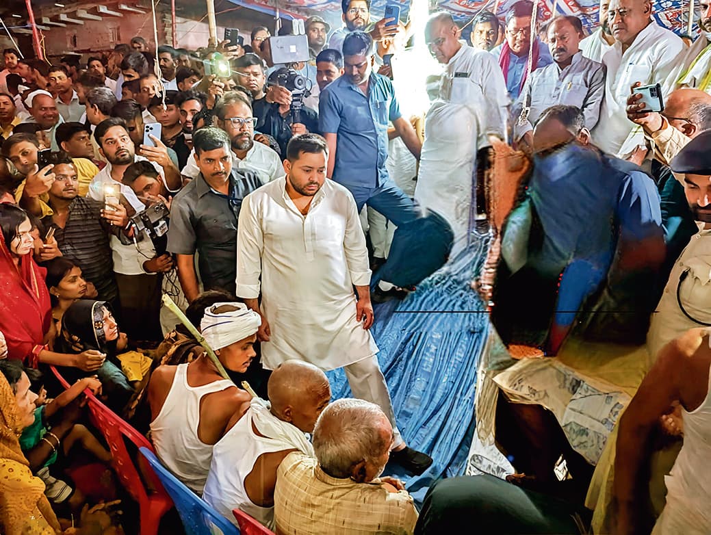 जघन्य अपराध के पीड़ित परिजनों से मिलने पहुंचे तेजस्वी प्रसाद यादव