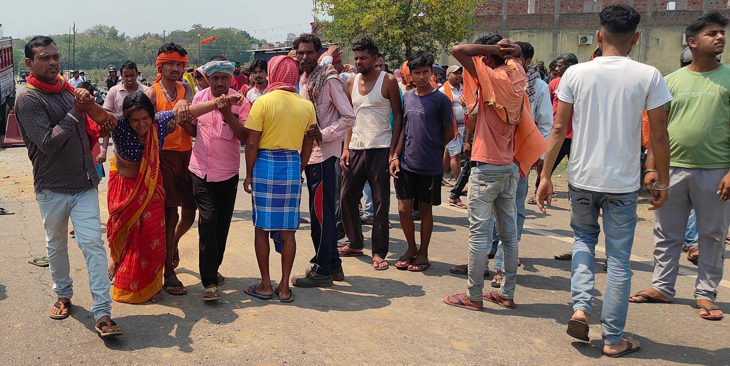 Bokaro News: पिकअप वैन की टक्कर से ट्रैक्टर चालक की मौत, पांच घंटे तक रोड जाम