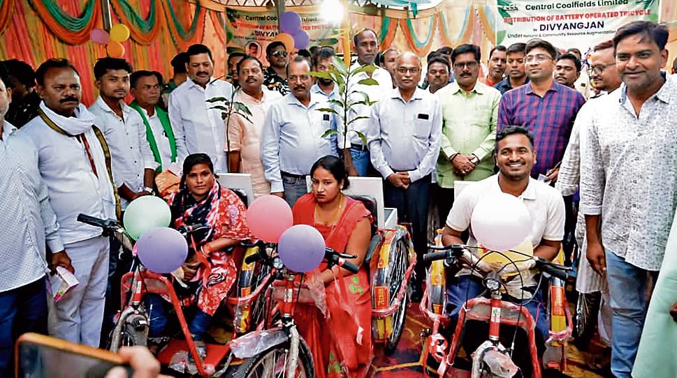 Bokaro News : कथारा प्रबंधन ने 20 दिव्यांगों को दी ट्राइ साइकिल