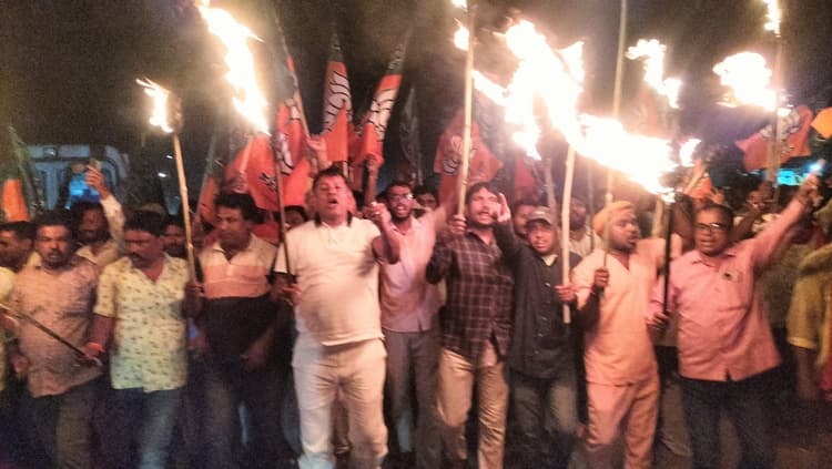 सारठ में मशाल जुलूस निकाल किया विरोध