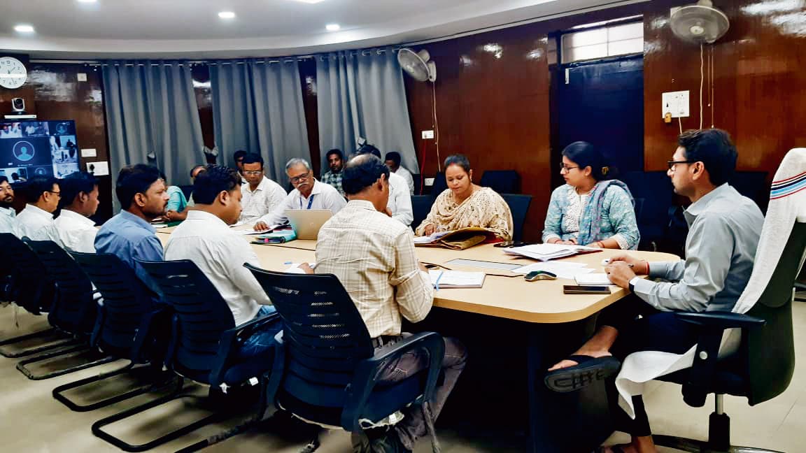 गेहूं खरीद लक्ष्य के अनुसार नहीं होने पर जिलाधिकारी ने अधिकारियों को लगायी फटकार