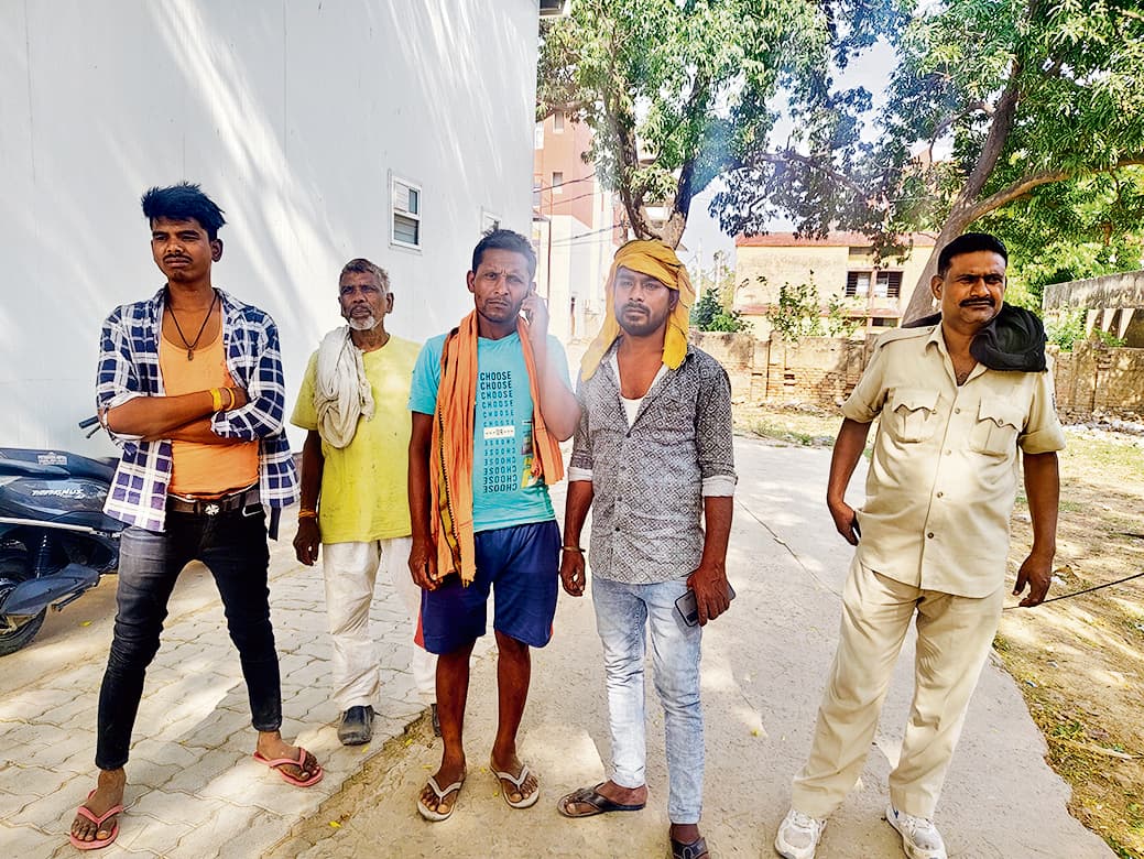 गले में दुपट्टा बांध महिला ने की खुदकुशी