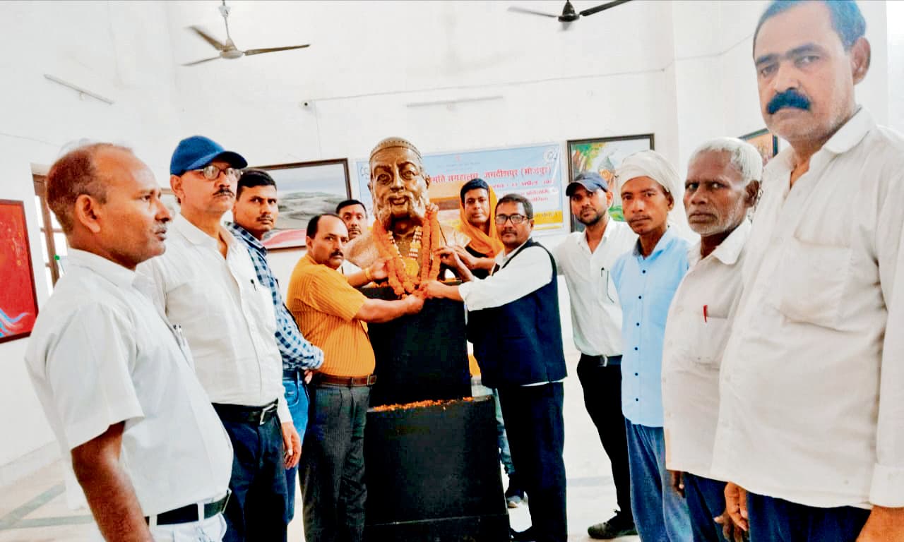 वीर कुंवर सिंह की प्रतिमा पर अधिवक्ताओं ने माल्यार्पण कर किया नमन