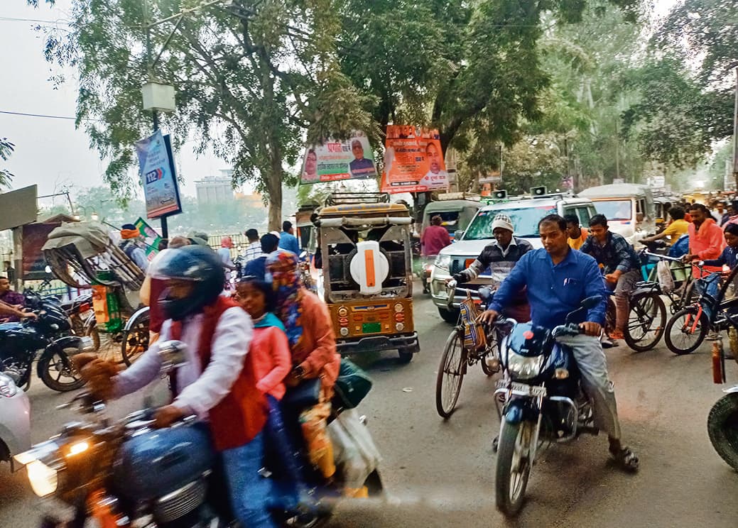 जाम से सड़क पर दौड़ती नहीं, रेंगती हैं गाड़ियां