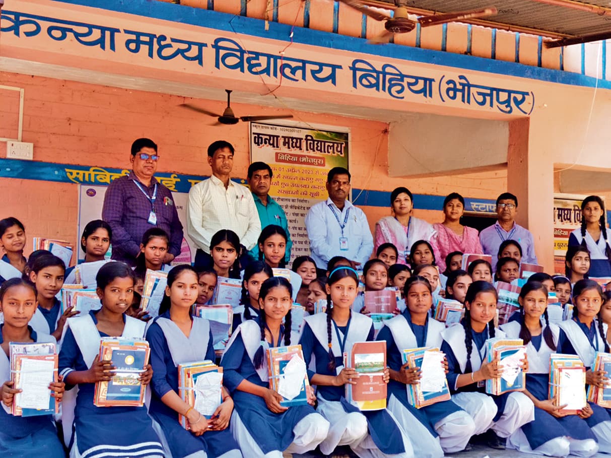 कन्या मध्य विद्यालय बिहिया में पुस्तक वितरण