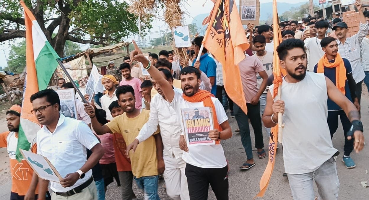 Bokaro News : युवाओं ने आतंकवादियों और पाकिस्तान का पुतला फूंका