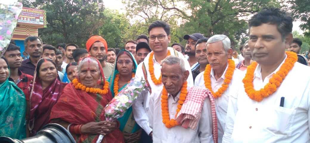 Bokaro News: यूपीएएसी में सफल राजकुमार महतो पहुंचे अपने गांव तियारा, हुआ जोरदार स्वागत