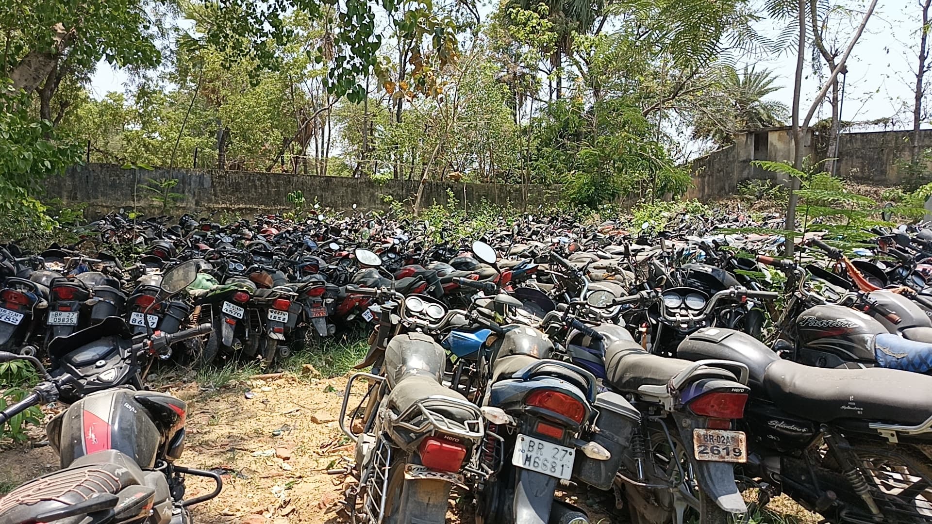 28 थानाें में दफन हो रहीं जब्त 2800 गाड़ियां