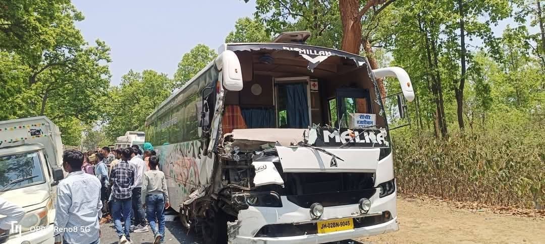 Giridih News : बस टाटीझरिया में पिकअप से टकरायी, आठ घायल