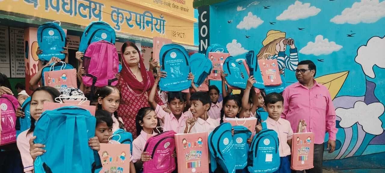 Bokaro News : विद्यार्थियों के बीच खेल व शिक्षण सामग्री का वितरण