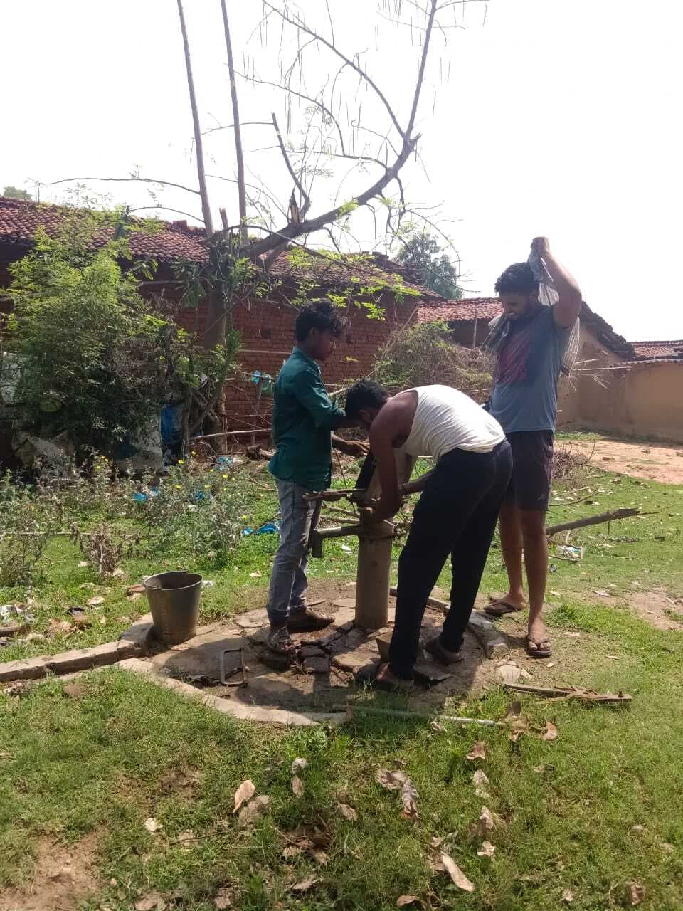 Giridih News : चापाकल मरम्मत में लापरवाही का आरोप