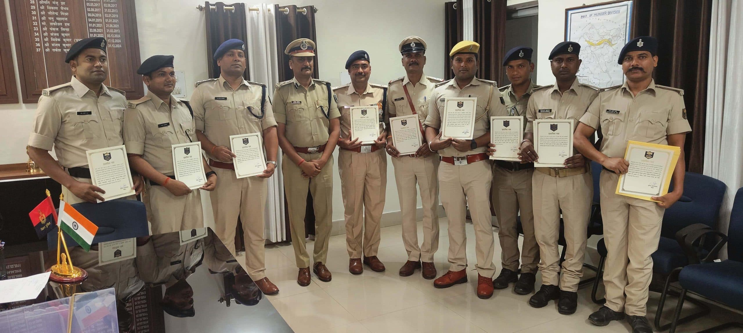 डीआइजी ने 21 पुलिसकर्मियों को किया सम्मानित