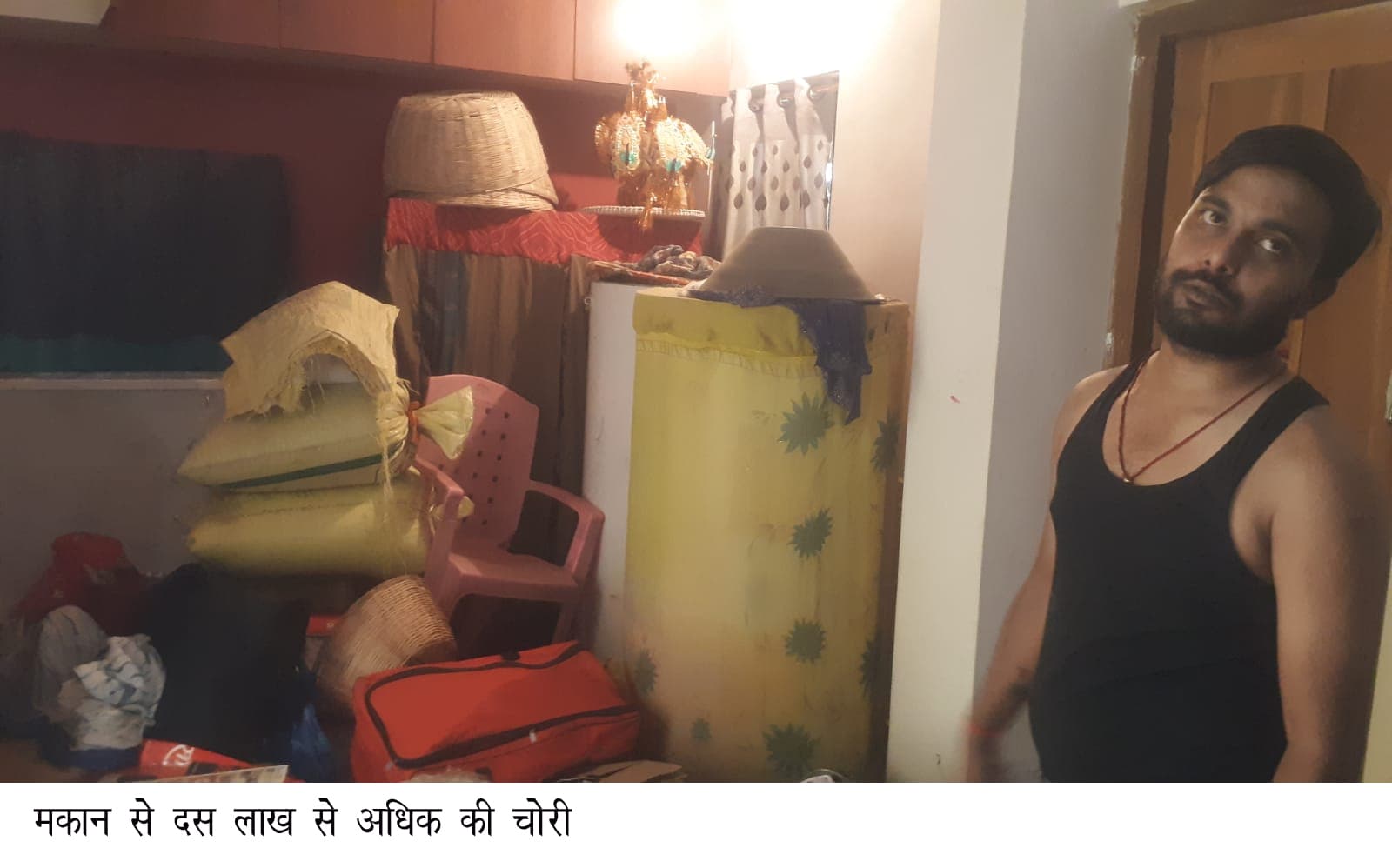 छत के कमरे का ताला तोड़ दस लाख की चोरी