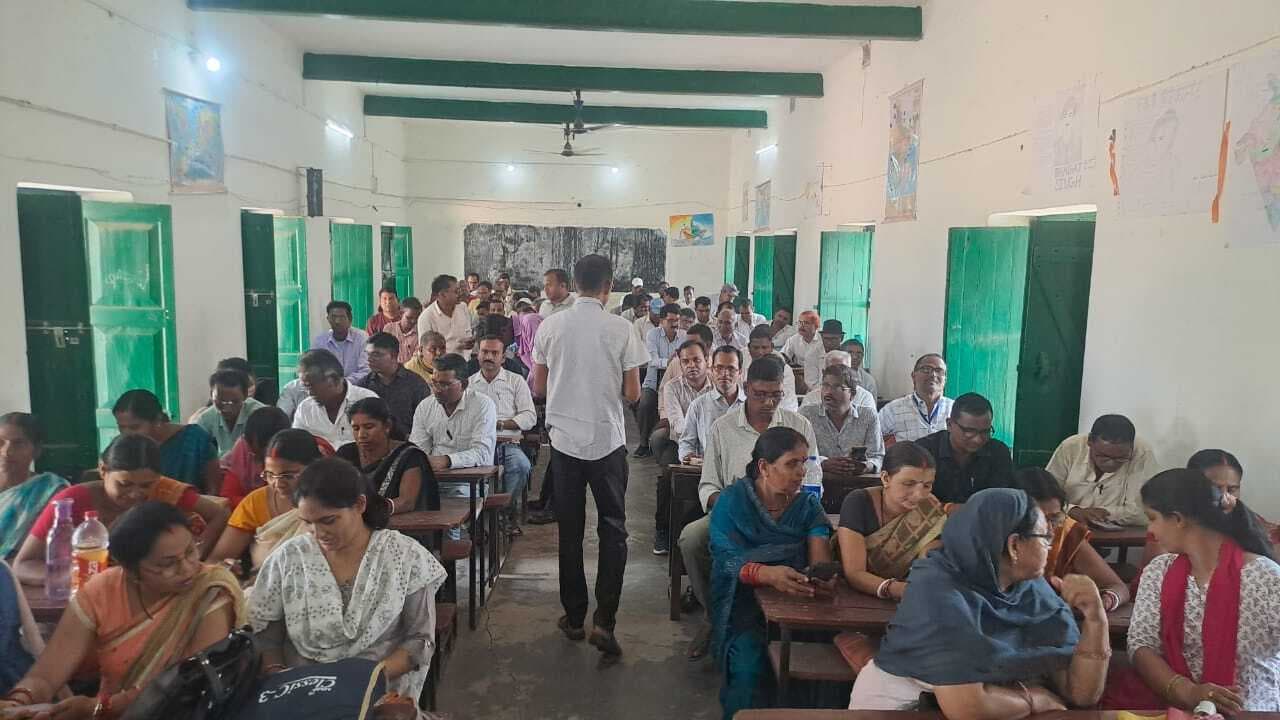 Giridih News : प्लस टू उच्च विद्यालय सरिया में शिक्षकों का टीएनए एसेसमेंट जारी