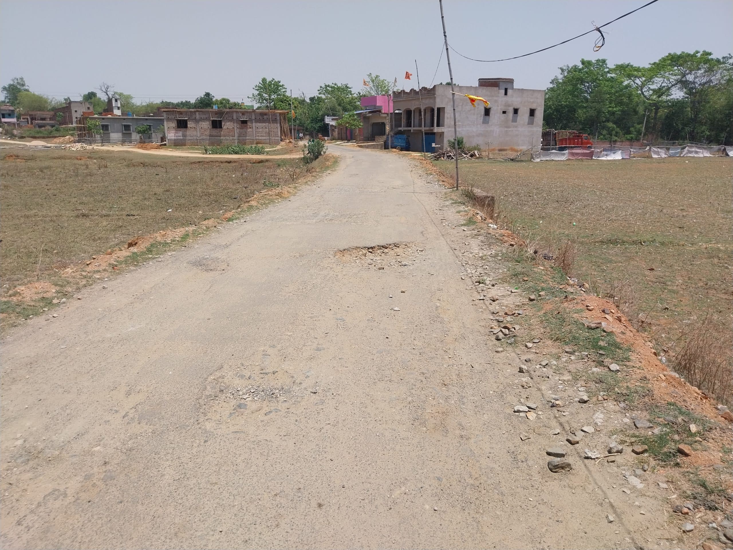 Giridih News : 15 माह में भी नहीं बनी नावाडीह-बंगराकला सड़क