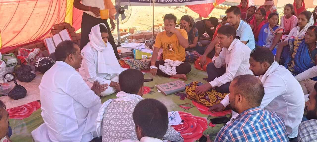 Giridih News : धरनार्थी की तबीयत बिगड़ी, पहुंचे चिकित्सक