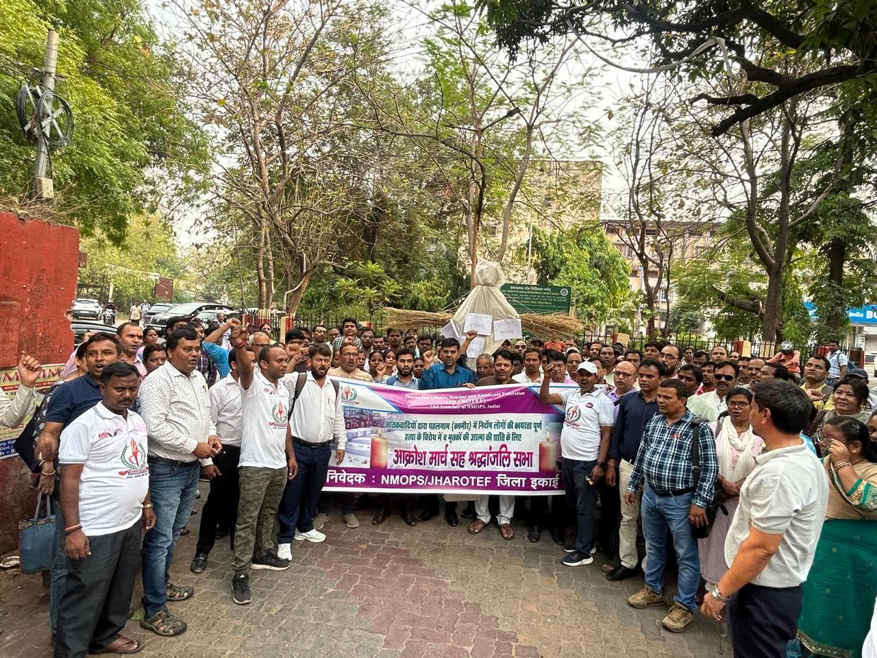 Dhanbad News: झारोटेफ ने निकाला आक्रोश मार्च, पाकिस्तान का पुतला जलाया