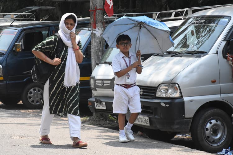 Dhanbad News : धनबाद में सुबह से तल्ख धूप ने किया परेशान, दोपहर तीन बजे से छाने लगे बादल