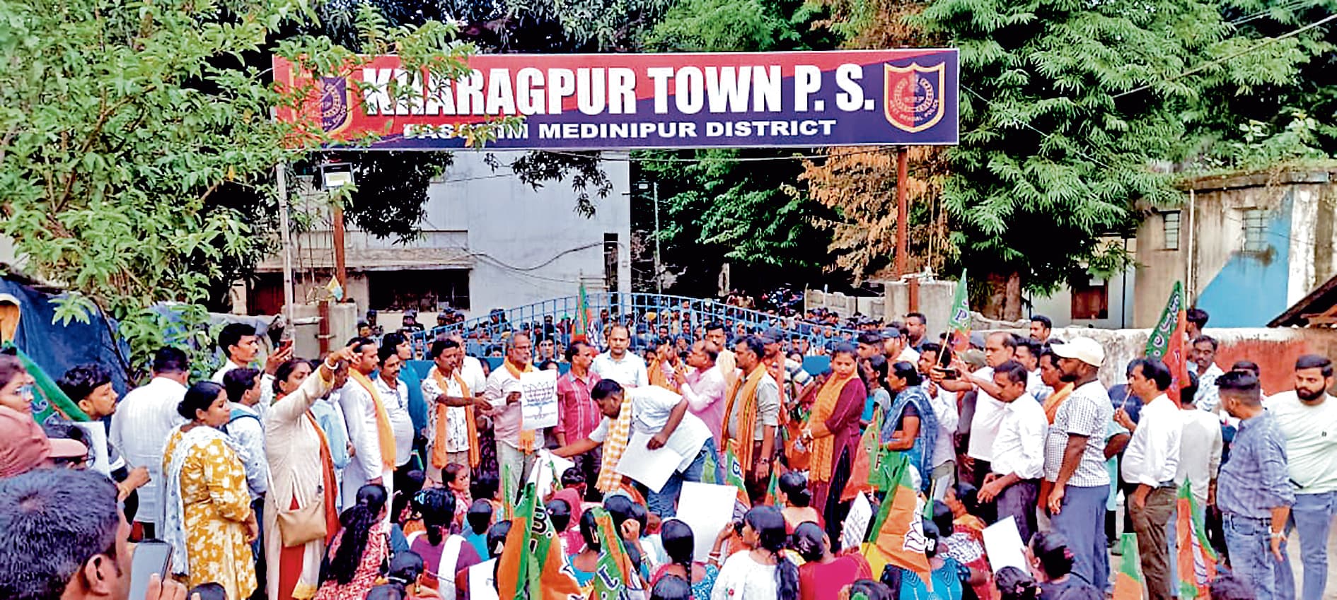खड़गपुर में भाजपाइयों ने थाने को घेरा