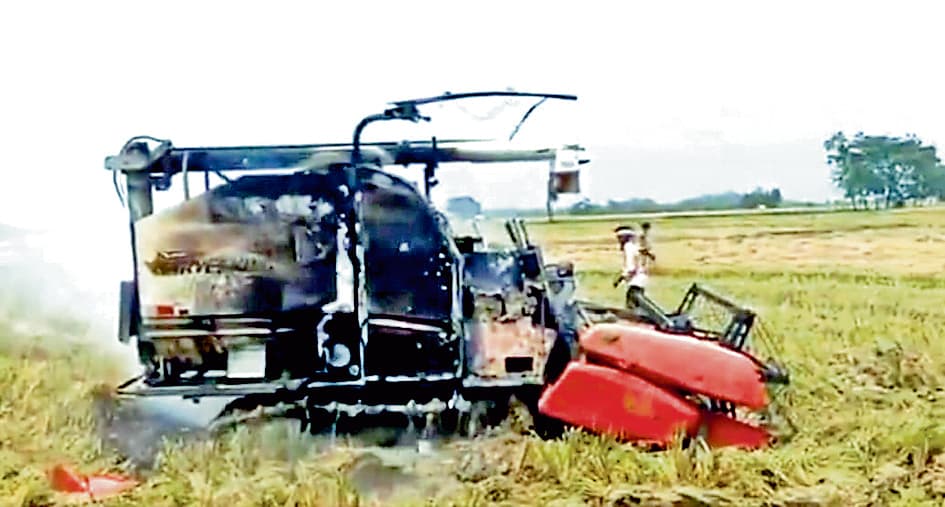 कड़ी धूप में धान हार्वेस्टर में लगी आग, मचा हड़कंप