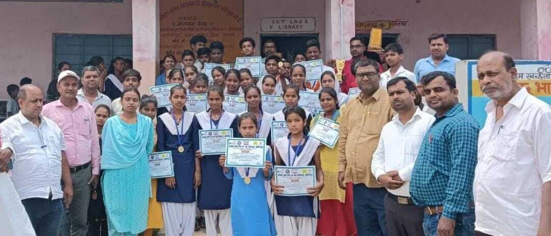 hajipur news. मशाल खेल प्रतियोगिता में अव्वल छात्र-छात्राएं सम्मानित