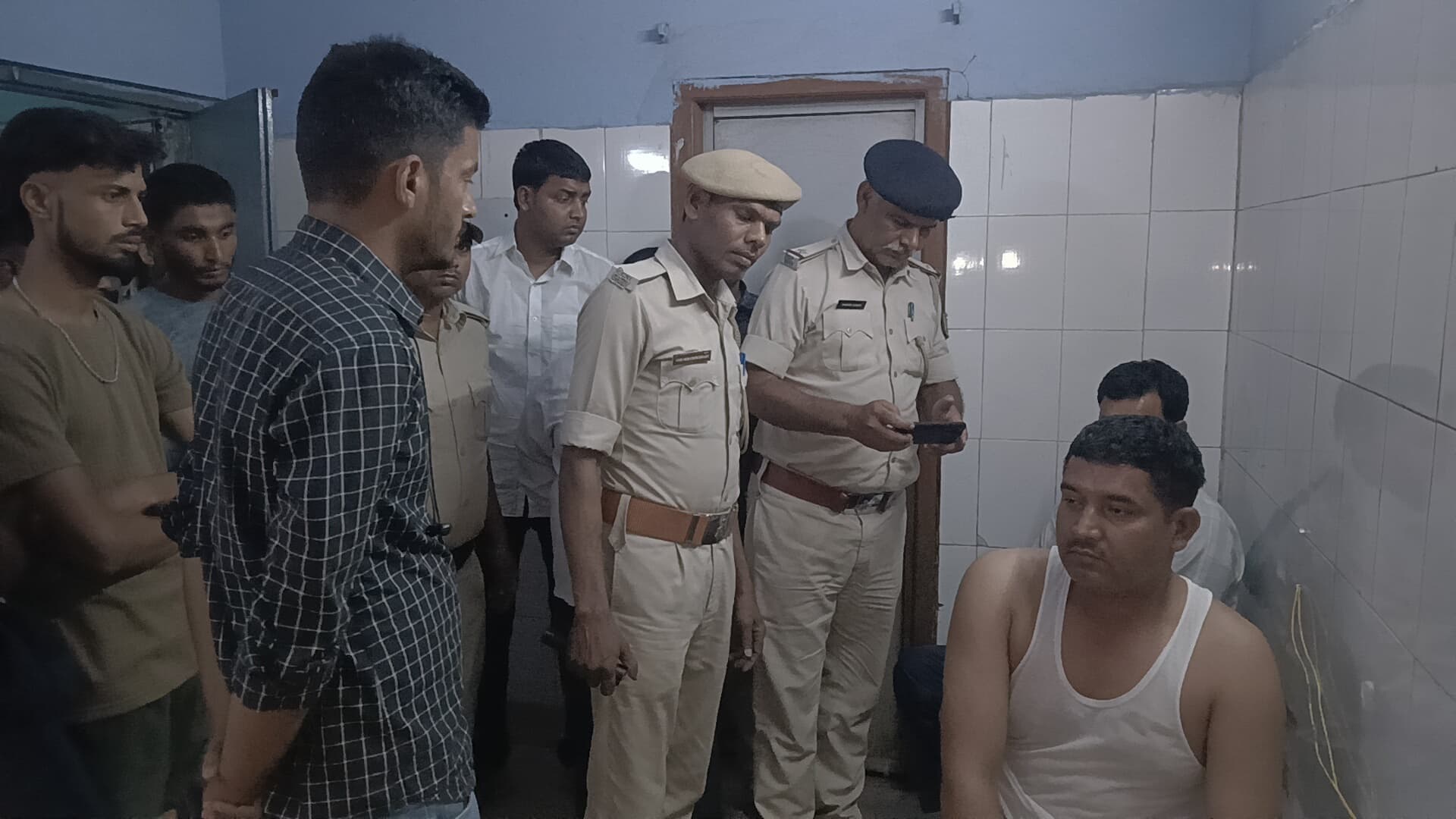 hajipur news. भूमि विवाद में इ-बाइक एजेंसी संचालक को बदमाशों ने मारी गोली