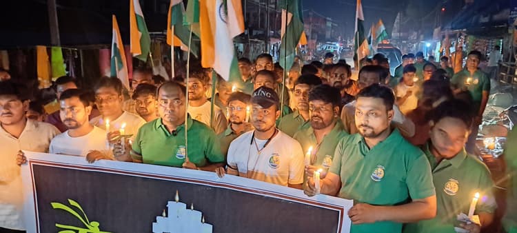 पहलगाम आतंकी हमला के विरोध में कैंडल मार्च के साथ निकाला गया मौन जुलूस