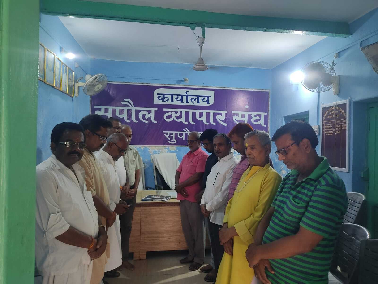 आतंकी हमले में मारे गये लोगों को व्यापार संघ ने दी श्रद्धांजलि