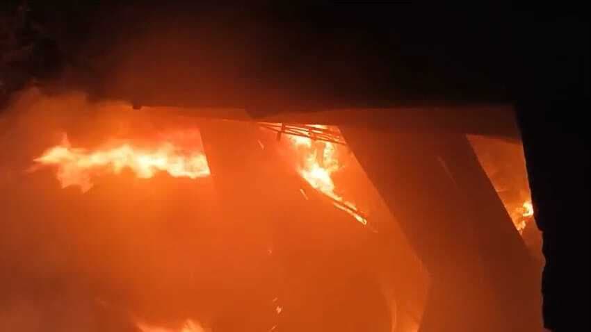 असामाजिक तत्वों ने गोदाम में लगायी आग, एक गिरफ्तार