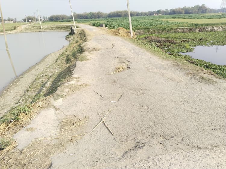 मरम्मत नहीं होने पर ग्रामीण क्षेत्र की सड़कों पर बारिश में बंद हो सकता है आवागमन