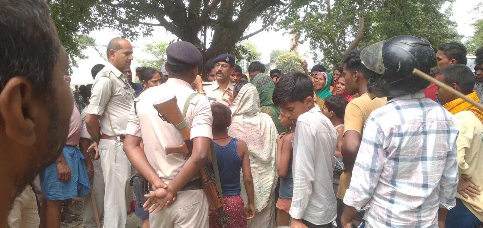 हाईटेंशन तार के चपेट में आने से दो युवक गंभीर, आक्रोशित लोगों ने सड़क किया जाम