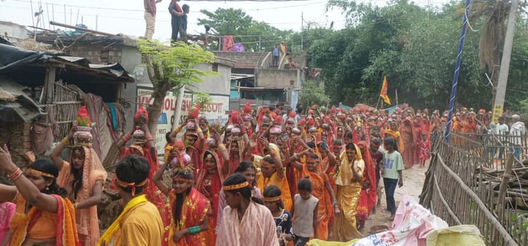 प्रतिमा स्थापना को लेकर मरीचा से निकाली गयी कलश यात्रा