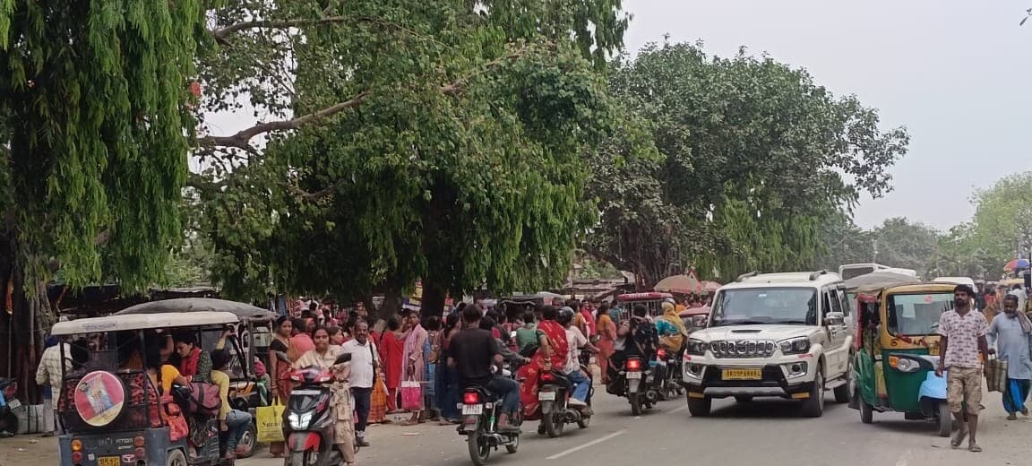 ट्रफिक व्यवस्था पूरी तरह दिखी ध्वस्त, आवागमन में लोगों को परेशानी