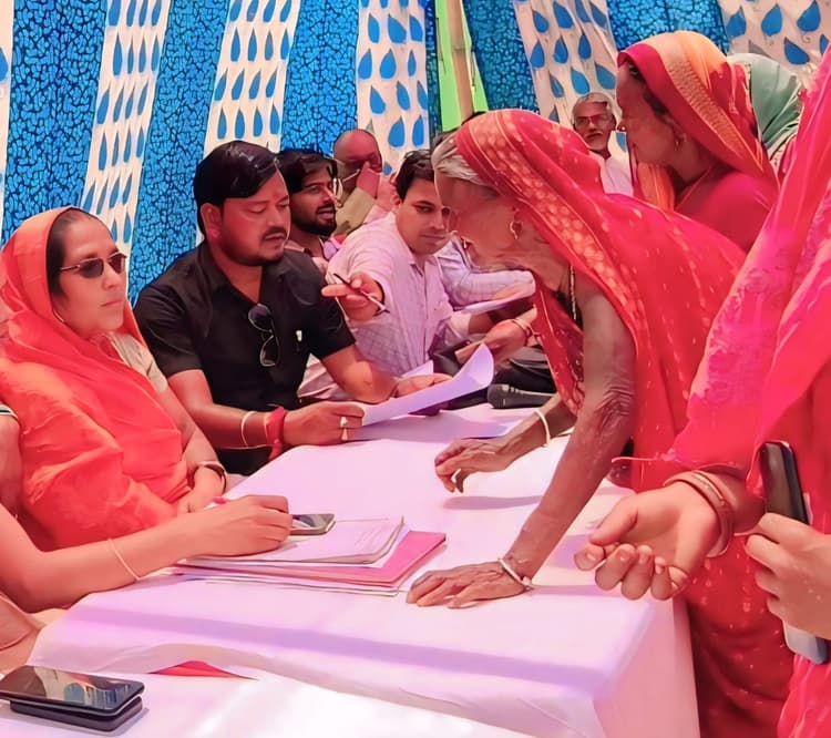 विशेष विकास शिविर में योजनाओं के लाभ से वंचित परिवारों की सुनी गयी फरियाद