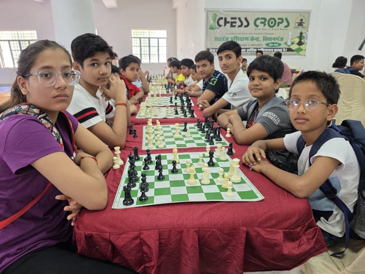 शतरंज में सार्थक, सृष्टि, अनंत, अंश व केशव ने मारी बाजी