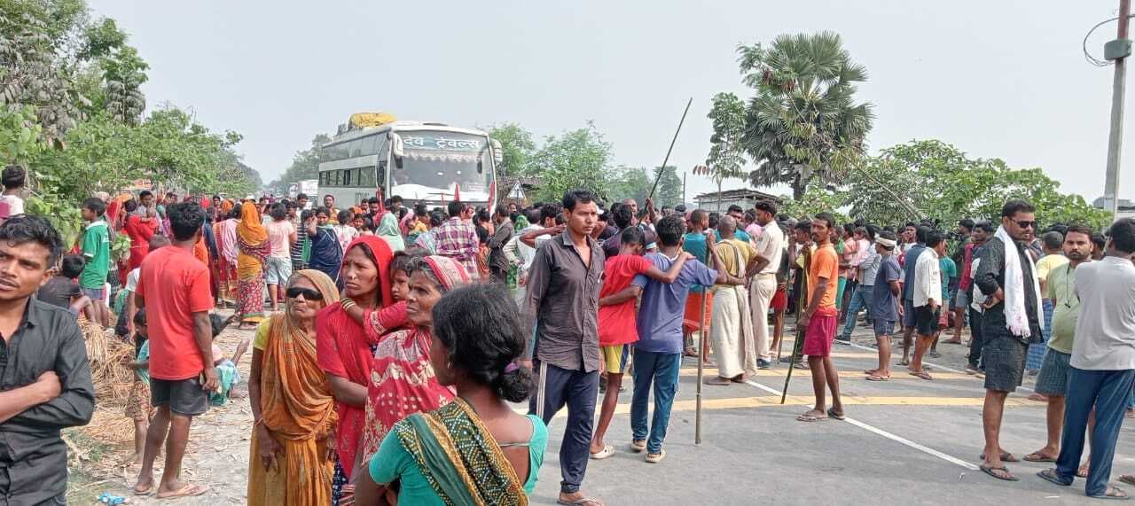 सड़क हादसे में एक व्यक्ति की मौत, एनएच 106 को घंटों किया जाम