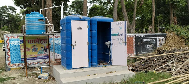 दो माह पूर्व बनाये गये शौचालय की हालत बदहाल