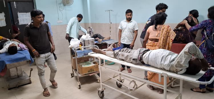 बाइक व ऑटो में टक्कर, छह घायल, तीन की हालत गंभीर