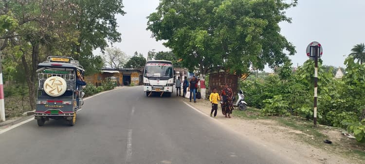 Deoghar News : जसीडीह का अस्थायी बस स्टैंड पूरी तरह से बंद, सड़क बन रहा बस पड़ाव