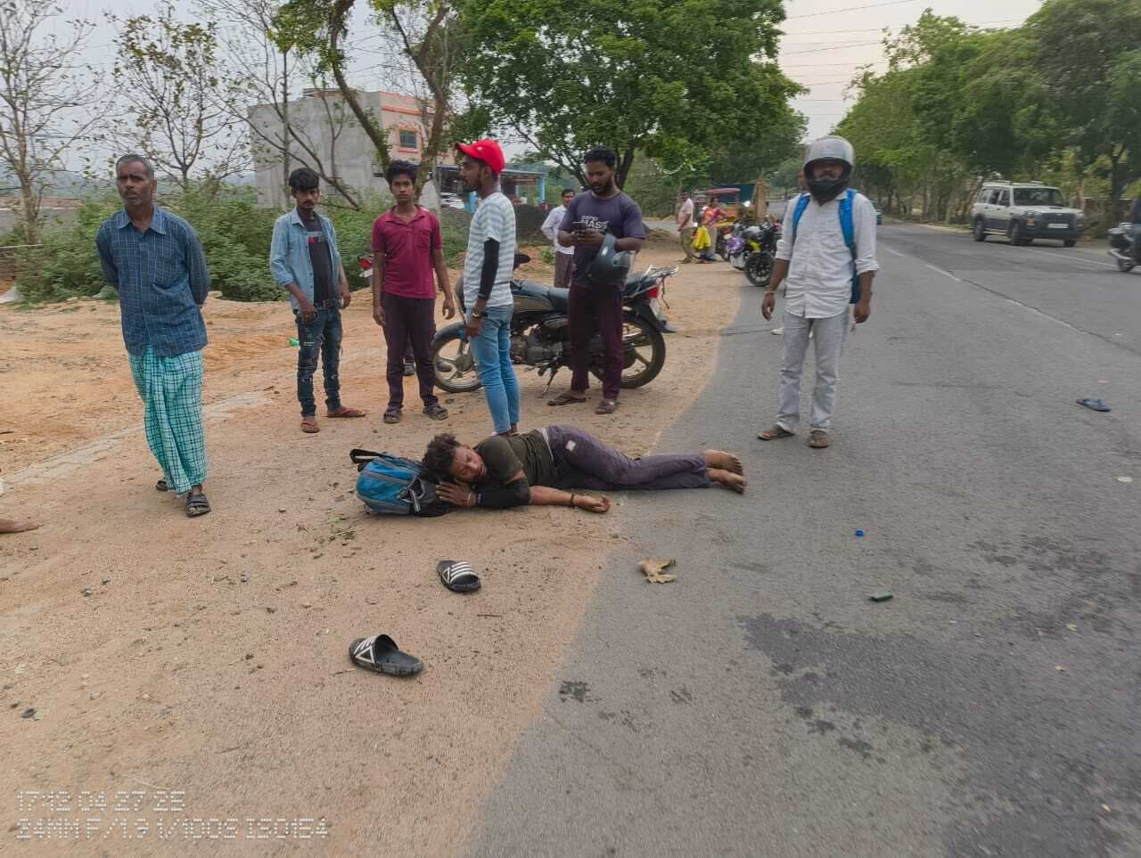 Deoghar News : बाइक सवार पर गिरा होर्डिंग, दो घायल