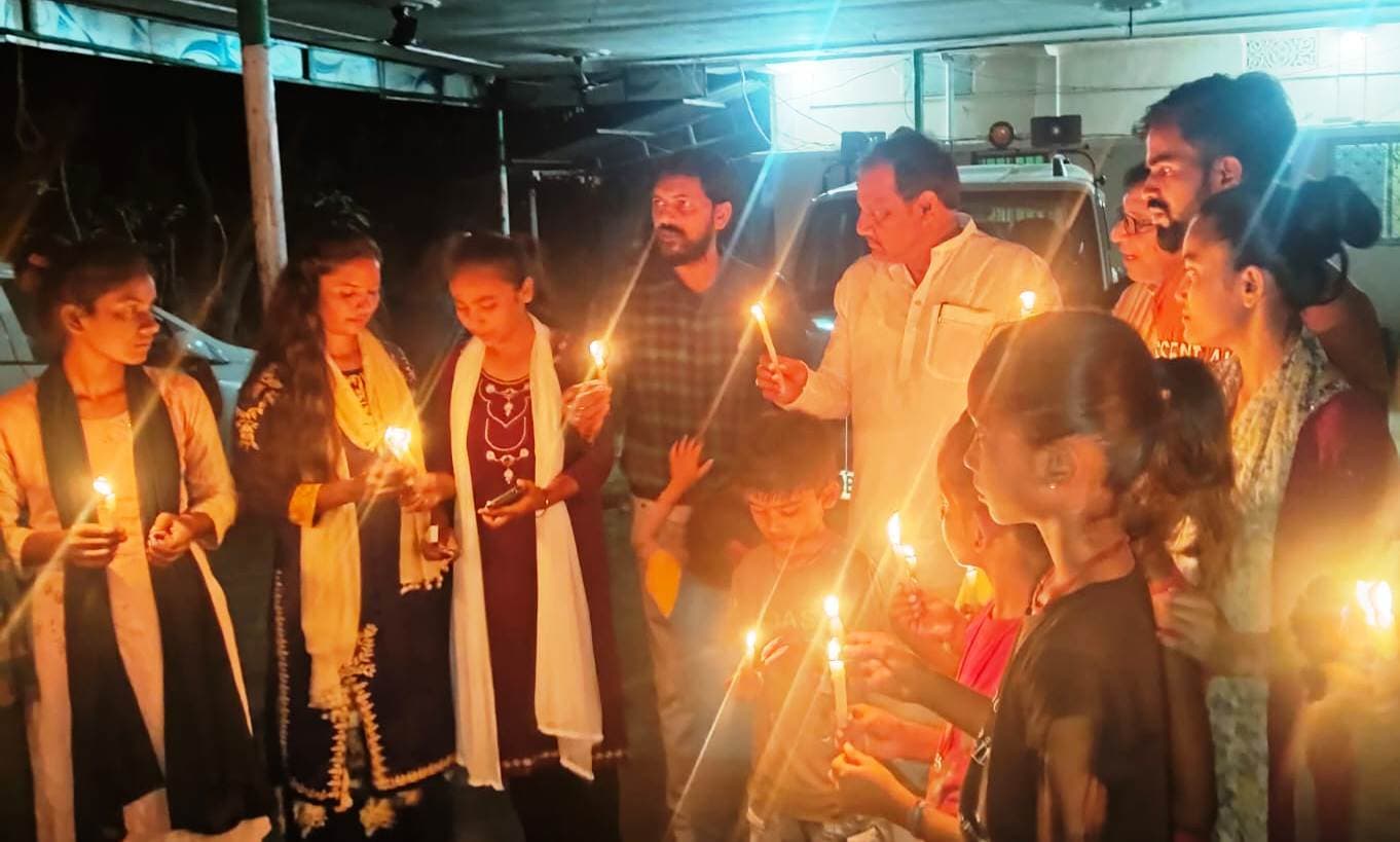 आतंकवादी हमले में मारे गये पर्यटकों को कैंडल मार्च निकालकर दी श्रद्धांजलि