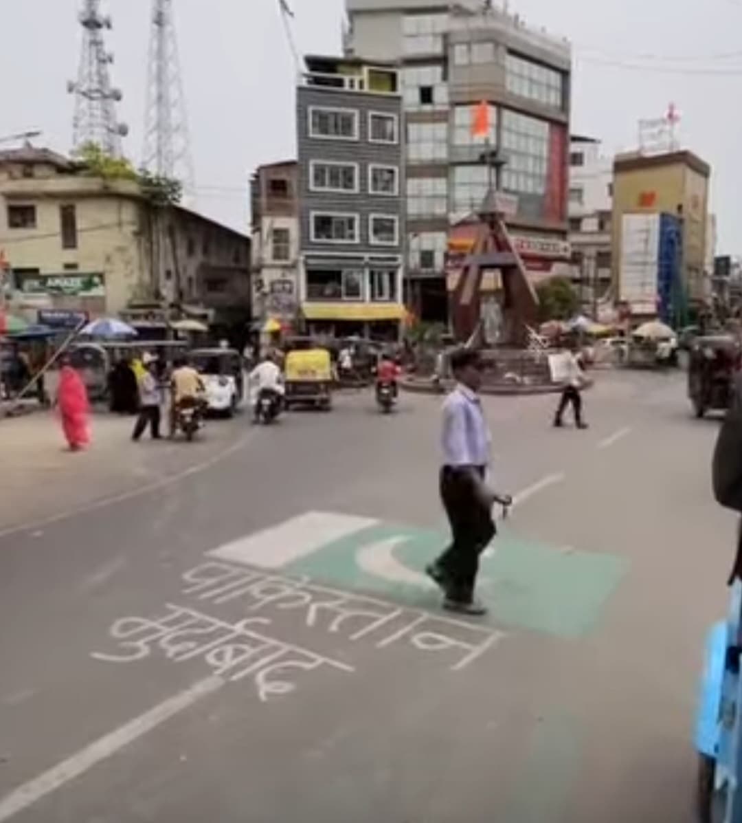 शहीद चौक पर पाकिस्तान का झंडा सड़क पर बनाकर जताया विरोध