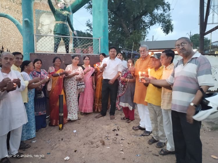 पहलगाम आतंकी हमले में मारे गये पर्यटकों को दी श्रद्धांजलि