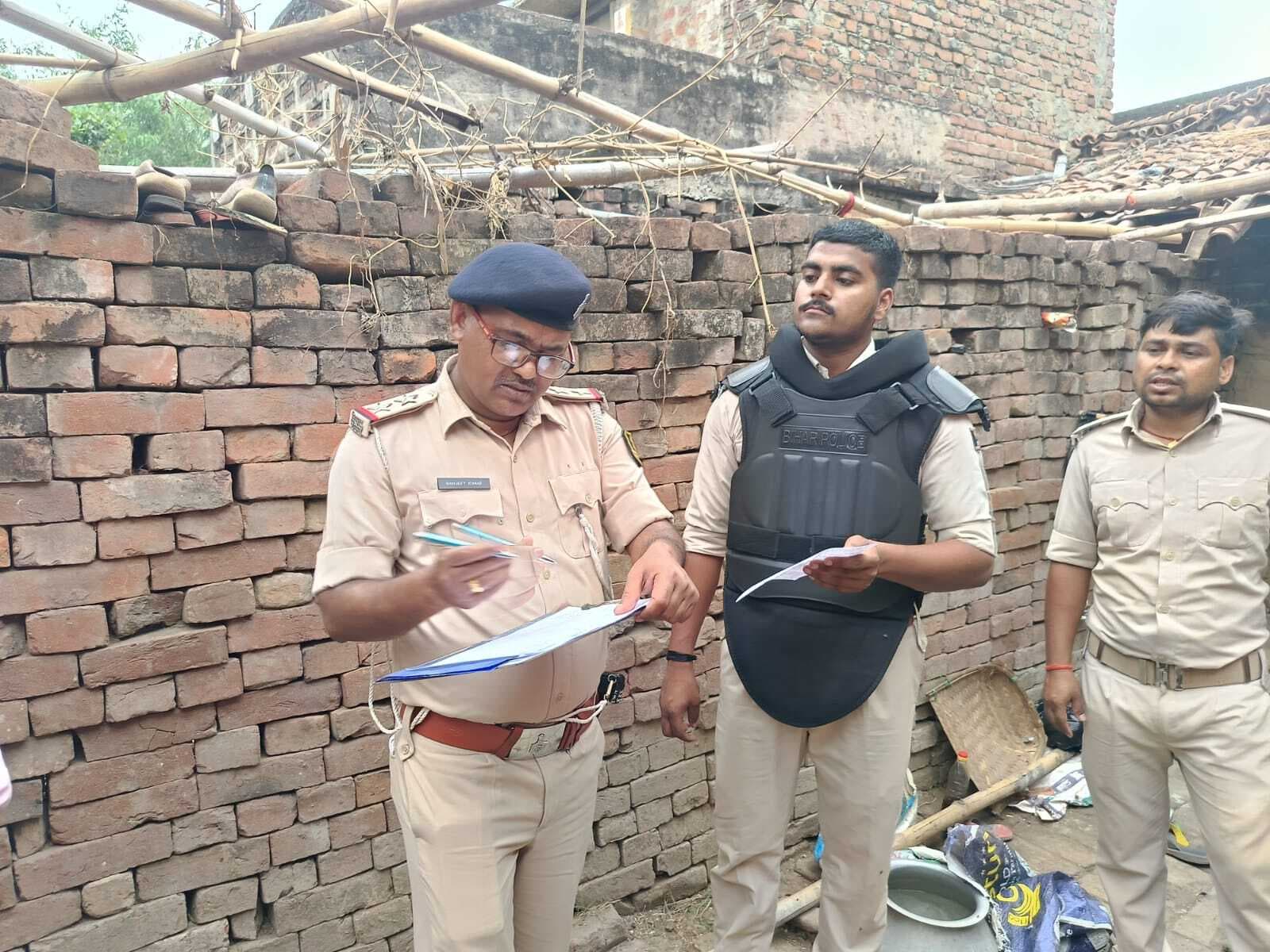 25 वर्ष पुराने मामले में पुलिस ने की एक व्यक्ति के घर की कुर्की