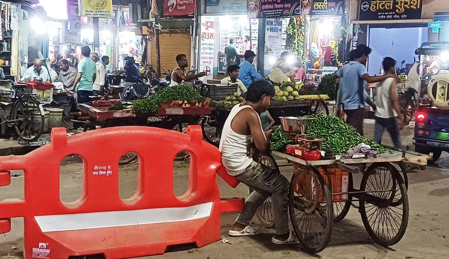 फोल्डिंग डिवाइडर को ठेला विक्रेता ने बनायी कुर्सी, चौक पर लगा रहा जाम