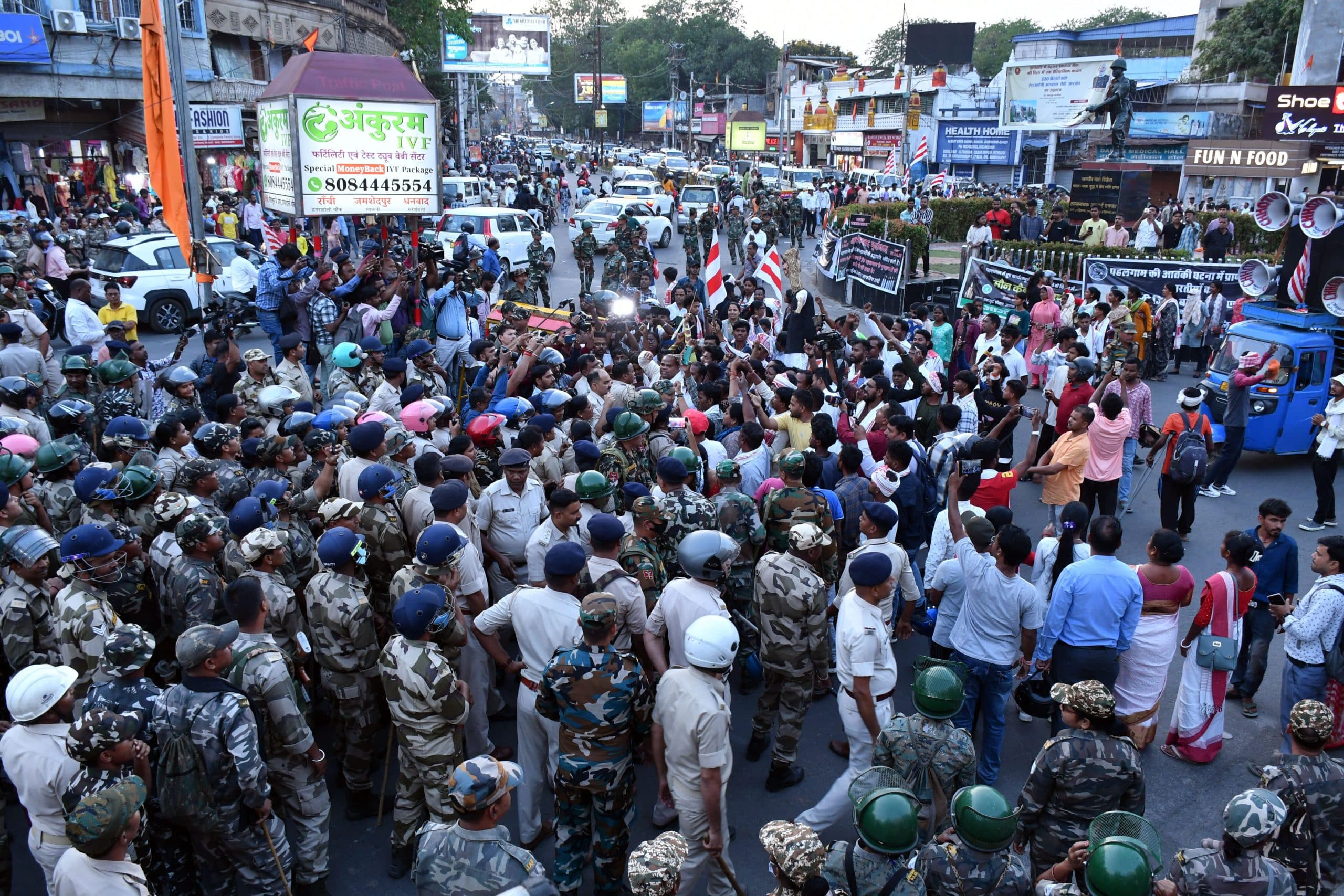 Ranchi news : सिरमटोली में रैंप निर्माण के विरोध में मुख्यमंत्री का पुतला फूंका