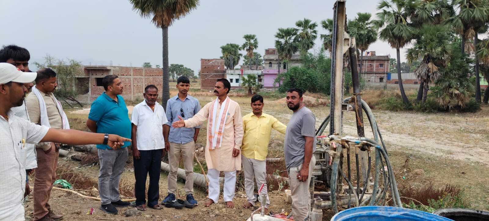 नगर पंचायत में पानी की समस्या को लेकर कराया जा रहा नया बोरिंग